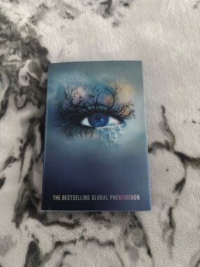 Shatter Me Deluxe Edition